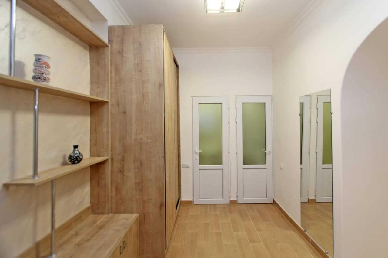 Sunny Apartment In The Center Yerevan Exterior photo